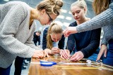 Marshmallow Challange. Dostali słodkie zadanie, które uczy współpracy