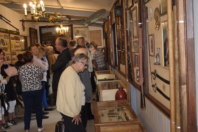 W sobotę, 8 września, odbyło się otwarcie nowej siedziby Muzeum Czynu Zbrojnego w Lipcach Reymontowskich, założonego 30 lat temu i prowadzonego przez Jerzego Murgrabię. W uroczystości wzięli udział przyjaciele właściciela muzeum, mieszkańcy Lipiec i przedstawiciele władz samorządowych.