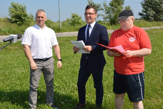 Konferencja prasowa w plenerze, od lewej Andrzej Szymonik, Damian Marczak i Andrzej Szlęzak