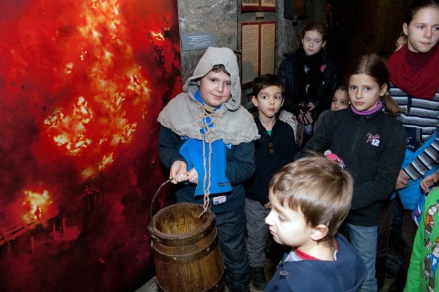 Zajęcia edukacyjne dla dzieci w podziemnej ekspozycji muzeum