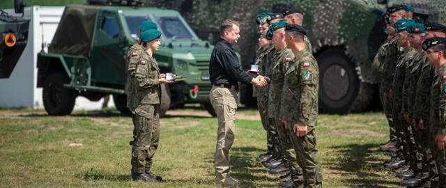 W piątek (23 czerwca br.) w obozowisku 1. Brygady Artylerii w Narewce szef MON wręczył wyróżnienia żołnierzom szczególnie zasłużonym w ochronie wschodniej granicy RP.