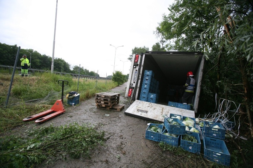 Na A4 w Katowicach przewrócił się tir