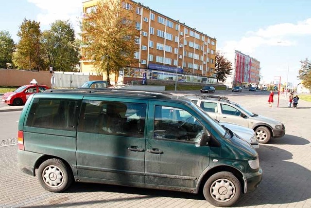 Od kiedy drogowcy zakończyli generalny remont ulicy Bohaterów Getta nie można zostawiać tu samochodów ani na jezdni, ani na chodniku. Niestety, nie wszyscy kierowcy przestrzegają przepisy. I słono za to płacą.