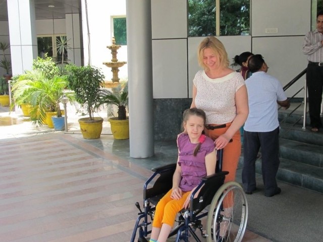 Agnieszka z mamą przed wejściem do szpitala w Indiach. Obiekt jest bardzo ekskluzywny.