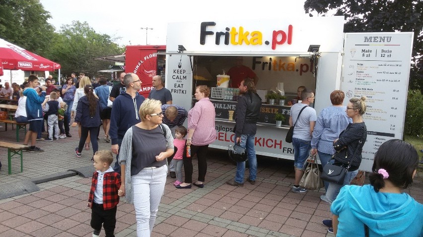 Jaworzno: Food trucki przed halą widowiskowo-sportową i dobra muzyka [ZDJĘCIA]