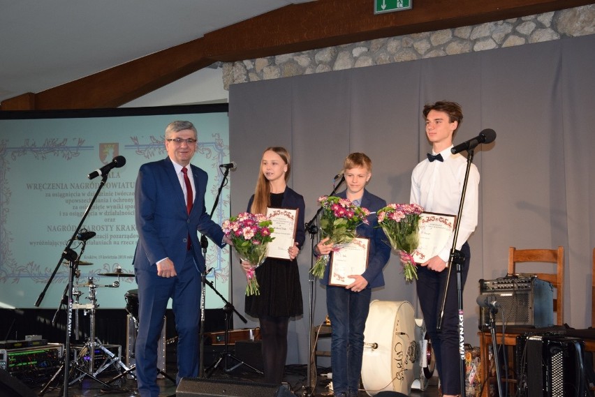 Nagrody powiatu krakowskiego i starosty. Dziesiątki osób obdarowanych [ZDJĘCIA]