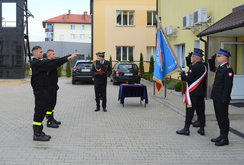 Wysokie Mazowieckie. Poznaliśmy nowego dowódcę JRG. Został nim mł. kpt. Cezary Zalewski. Dwóch strażaków złożyło ślubowanie