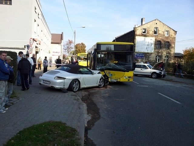 Wypadek autobusu i porsche w Katowicach