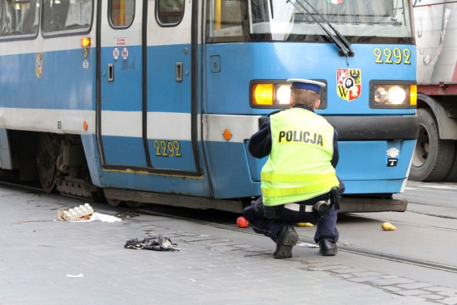 Wypadek na Powstańców Śląskich. Tramwaj potrącił pieszego