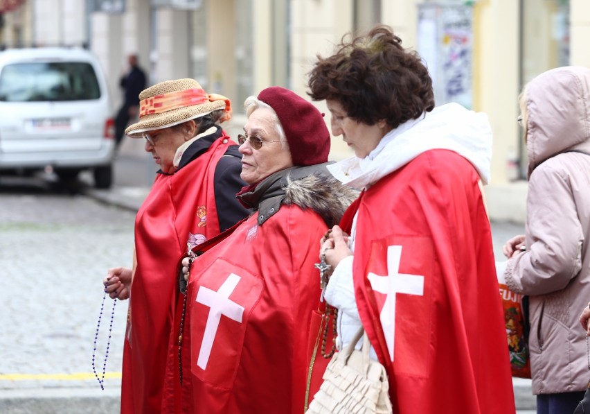 Warszawa: Marsz Różańcowy 2019 [ZDJĘCIA] Przepraszali Matkę Boską za profanacje podczas Marszów Równości