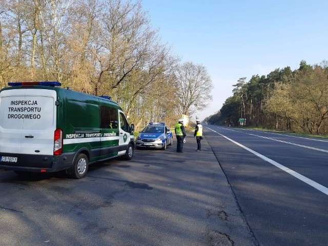 Rząd rekomenduje, by w Wielkanoc pozostać w domu. Za przemieszczanie się (poza przypadkami wskazanymi w przepisach), można otrzymać nawet 500 zł mandatu.