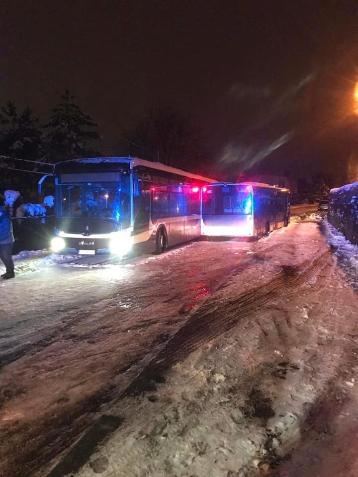 Dwa autobusy MPK zderzyły się pod Krakowem. Zablokowały ruch w gminie Wielka Wieś