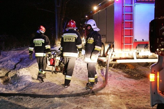 Pożar wybuchł w Krześniczce około 17.00. Palił się budynek gospodarczy, który stał w pobliżu domu.