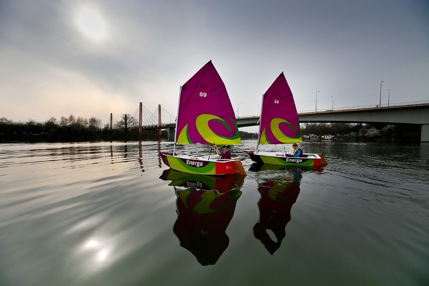 Podczas Energa Sailing dzieci uczą się, jak sterować łódką i...