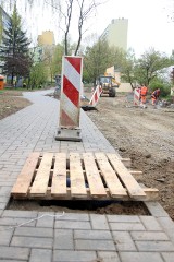 Na Wołodyjowskiego idziesz chodnikiem, a tu... latarnię stawiają