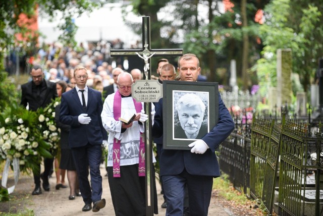 24 lipca zmarł architekt Czesław Sobociński - jeden z najbardziej znanych projektantów miasta Torunia i pięciokrotny laureat nagrody Obiekt Roku. Dziś (1 sierpnia) w toruńskiej katedrze odprawiono mszę świętą w jego intencji. Ceremonia pogrzebowa odbyła się na cmentarzu przy ul. Gałczyńskiego.