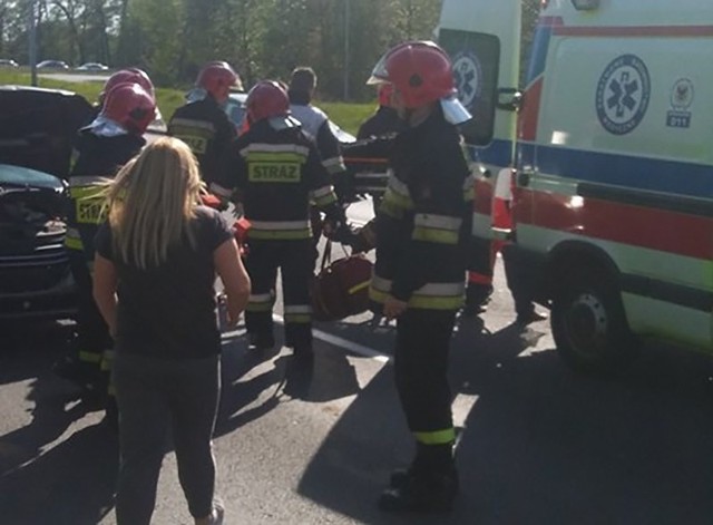 Do potrącenia doszło w poniedziałek, 30 kwietnia, na ul. Kasprzaka w Gorzowie. Kierowcy busa zepsuł się samochód. Kiedy sięgał po trójkąt ostrzegawczy został potrącony. Ranny trafił do szpitala.Wszystko wydarzyło się w rejonie zjazdu z drogi S3, ale już na ul. Kasprzaka. Kierującemu volkswagenem busem podczas jazdy zepsuł się samochód. Bus zatrzymał się na poboczu. Kierowca wysiadł z auta chcąc wystawiać trójkąt ostrzegawczy. – Otworzył boczne drzwi rozsuwane i sięgał po trójkąt ostrzegawczy – mówi st. sierż. Mateusz Sławek z biura prasowego lubuskiej policji. Wtedy został potrącony.Kierowca peugeota twierdzi, że nie potrącił kierowcy busa, a uderzył w tył samochodu. Sprawę wyjaśniają mundurowi. Na miejsce przyjechały służby ratunkowe. Policjanci i strażacy zabezpieczyli miejsce potrącenia. Ranny kierowca został zabrany do szpitala. – Mężczyzna był przytomny, rozmawiał z policjantami – mówi st. sierż. Sławek. Peugeotem, który spowodował zderzenie, kierował 36-latek.Policja wyjaśnia dokładny przebieg oraz okoliczności potrącenia. Po wypadku z ruchu został wyłączony jeden pas. Zobacz też: Wypadki na polskich drogach. Czy szokujące kampanie społeczne coś dają?wideo:Dzień Dobry TVN/x-news