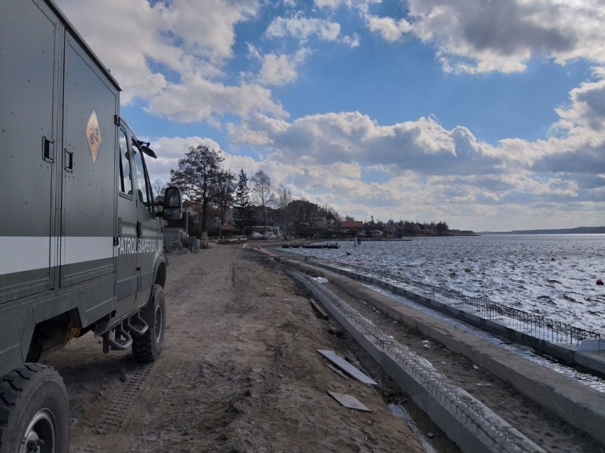 Mikołajki. Na plaży znaleziono niewybuchy (zdjęcia)