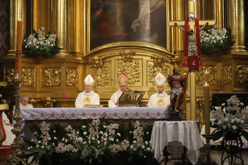 W Niedzielę Zmartwychwstania biskup Jan Piotrowski przewodniczył uroczystej mszy świętej pontyfikalnej w Bazylice Katedralnej w Kielcach