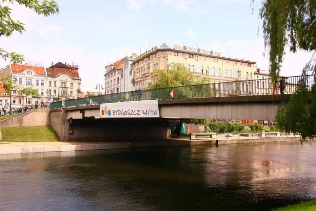 Jeden z najważniejszych bydgoskich mostów, łączący starówkę z północną częścią miasta, przechodził wiele przeobrażeń. W początkach XX wieku zadawał szyku balustradami i latarniami z kutego żelaza. Ostatniej wojny nie przetrwał. Został odbudowany w nieco i