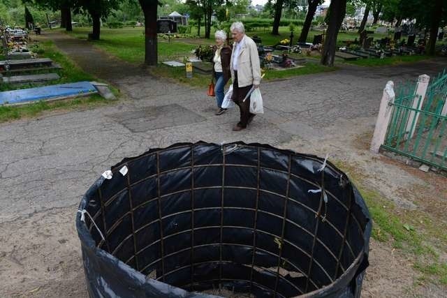 W tej chwili wszystkie rodzaje odpadów na toruńskich cmentarzach miejskich trafiają do wspólnych pojemników. Niebawem jednak ma się to zmienić