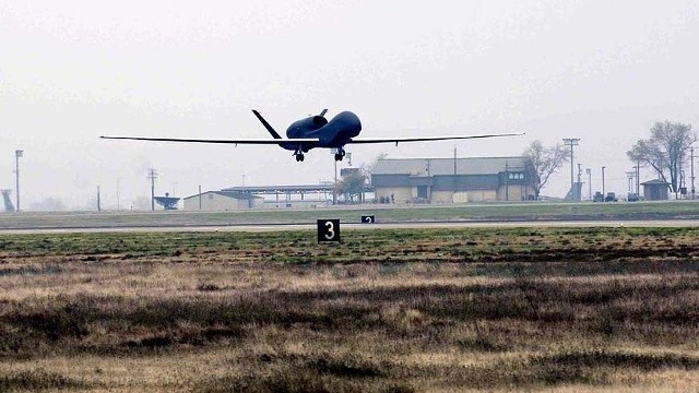 Drony z ukraińskim symbolami znaleziono na terenie Rosji. Na zdjęciu bezzałogowy statek powietrzny RQ-4 Global Hawk, który jest dostarczany przez USA.