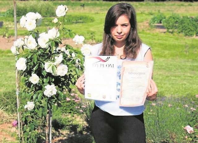Monika Banduch z dumą pokazuje  dyplomy.  W bloku ogrodnictwo wywalczyła drugie miejsce w Polsce.