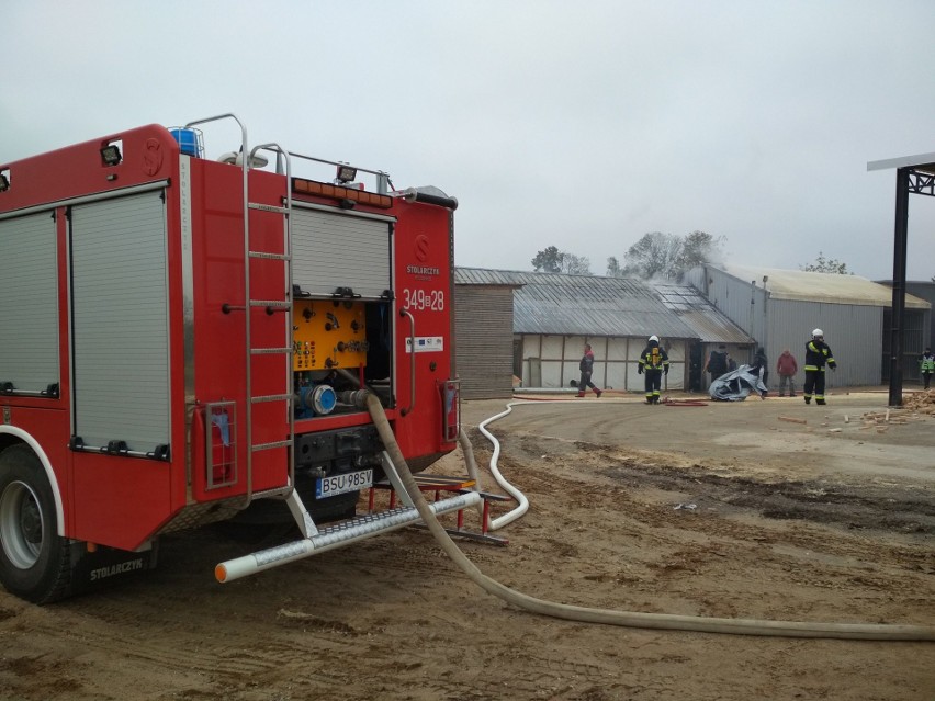 Poddubówek. Pożar stolarni w powiecie suwalskim. 33 strażaków gasiło płonące poddasze zakładu stolarskiego (zdjęcia)