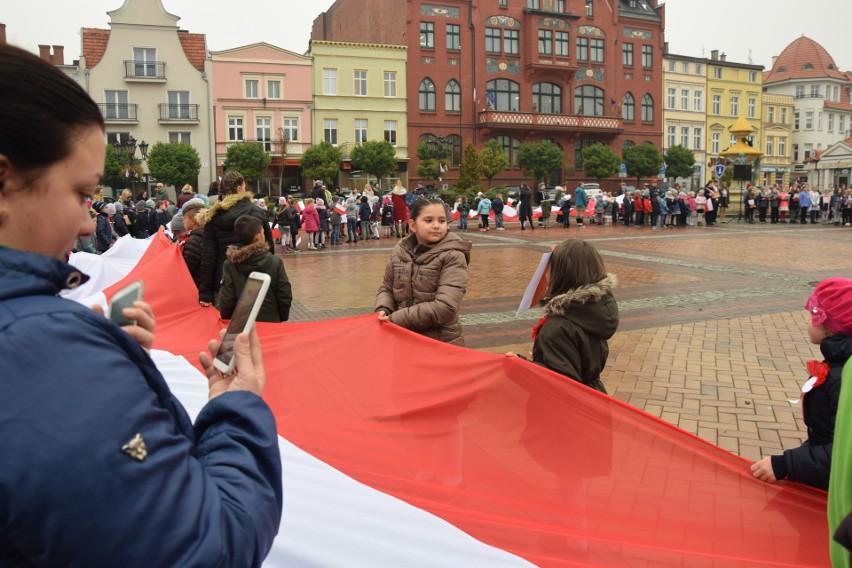 Dzieci z SP nr 1 w Chojnicach kochają Polskę. Zobaczcie zdjęcia [galeria]