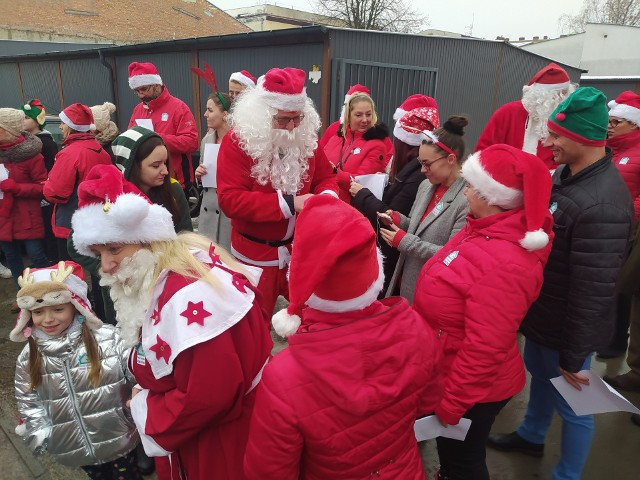 W czasie finału akcji "Pomóżmy Świętemu Mikołajowi", która odbyła się w niedzielę (4 grudnia), świąteczne paczki z upominkami trafiły do ponad 550 potrzebujących. Każdy z obdarowanych dostał też zadanie od Świętego Mikołaja.