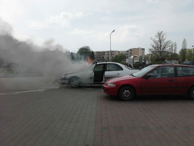 Płonący samochód na parkingu przy ul. Małcużyńskiego w Słupsku.