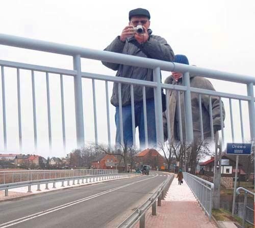 Jerzy Lisiecki ma w swojej kolekcji ponad 600 zdjęć drawieńskiego mostu. Na wczorajszym otwarciu też był z aparatem.