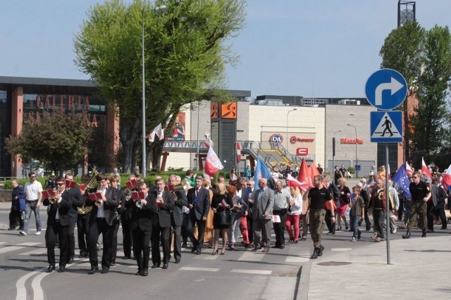 Pochód ulicami naszego miasta z okazji Święta Pracy i 10. rocznicy wstąpienia Polski do Unii Europejskiej zorganizował Sojusz Lewicy Demokratycznej.