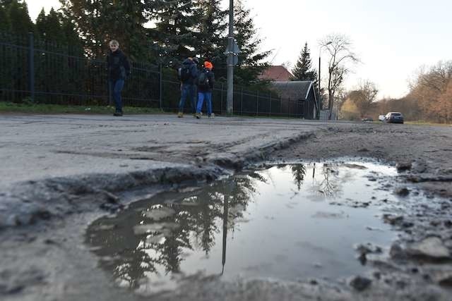 Tak wygląda ul. Grunwaldzka na odcinku prowadzącym do Hospicjum „Światło”. MZD obiecuje doraźne naprawy