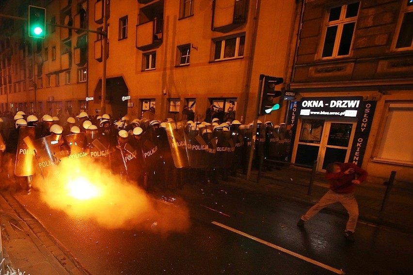 Duże siły policji zatrzymały marsz na ulicy Dubois. Użyto...