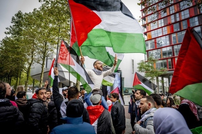 Kilkadziesiąt osób z flagami Palestyny demonstrowało w...