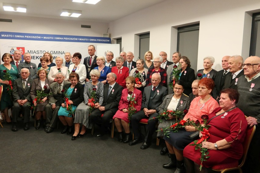 19 par z gminy Piekoszów odebrało w sobotę, 27 stycznia z...