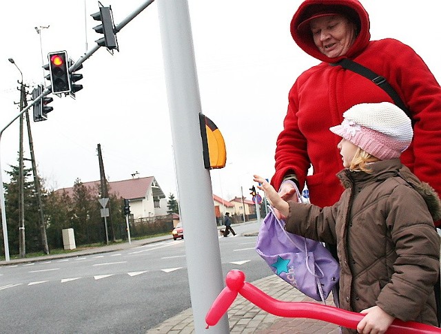 - Teraz skrzyżowanie jest bezpieczniejsze - mówi Marianna Sa-dowska, na zdjęciu z wnuczką Magdą