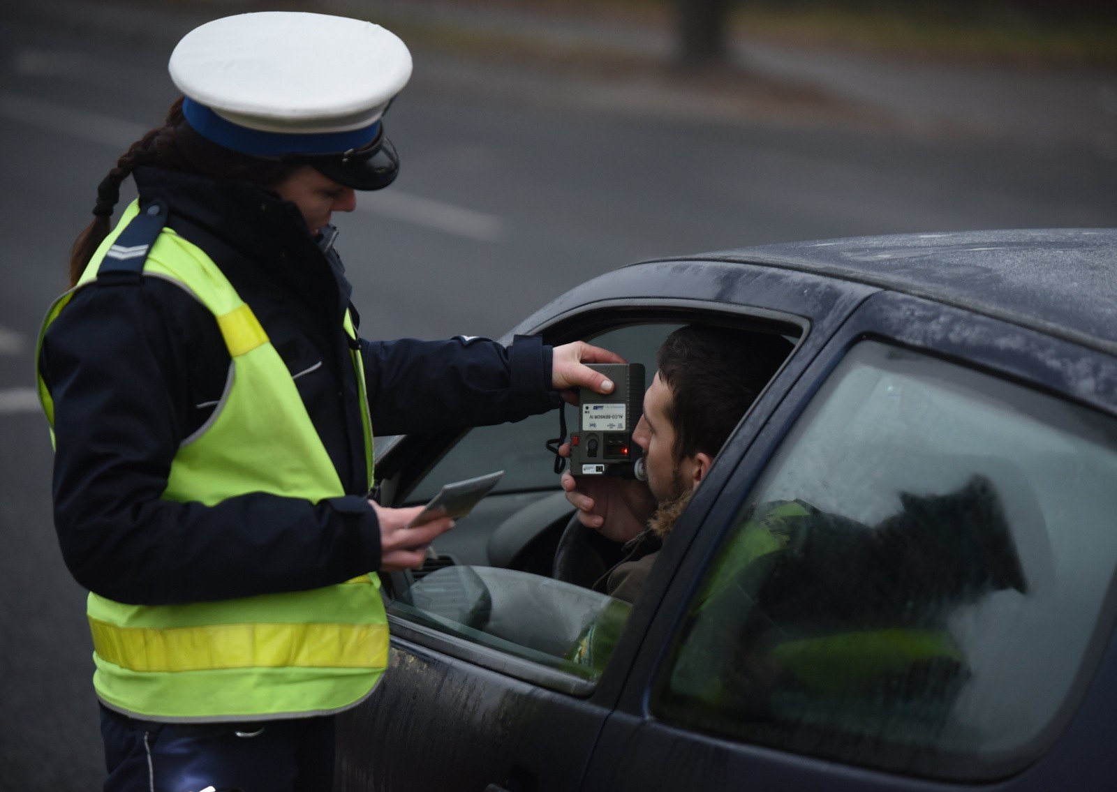 Kiedy policjant może zabrać ci prawo jazdy? [przepisy