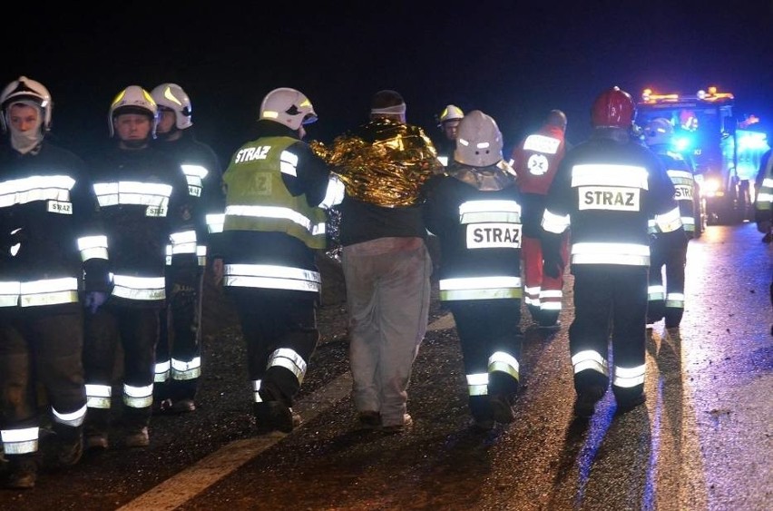 Wypadek autokaru na S3. Wycieczka wracała z jarmarku we Wrocławiu. Autobus przewrócił się na bok. Jedna osoba nie żyje, 24 zostały ranne