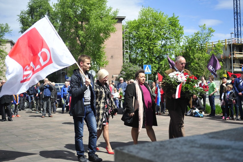 Święto 1 Maja w Krakowie. Przedstawiciele lewicy manifestowali pod pomnikiem Czynu Zbrojnego i krytykowali rząd PiS