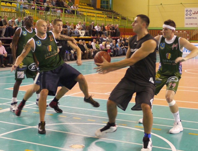 Koszykarze Siarki Tarnobrzeg rozegrali wczoraj pierwszy mecz w Radomiu, pokonując tamtejszego beniaminka pierwszej ligi.