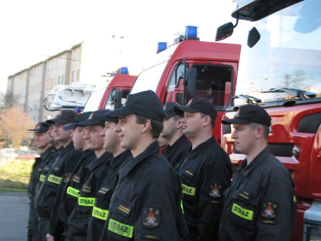 W dębickiej komendzie straży pożarnej służy 76 strażaków. Mają do dyspozycji m.in. trzy ciężkie, dwa średnie i jeden lekki samochód gaśniczy oraz pięć tzw. samochodów specjalnych.