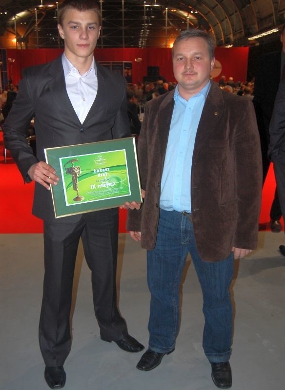 Łukasz Król wraz ze swym trenerem Bogusławem Kabałą podczas styczniowej gali na zakończenie Plebiscytu Sportowego Świętokrzyskie Gwiazdy Sportu w Targach Kielce.