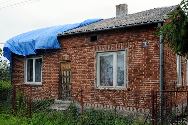 O zasiłki do 6 tysięcy złotych mogą się starać głównie ci mieszkańcy, których domy zostały zniszczone w nawałnicy, tak jak choćby ten dom we wsi Bąków w gminie Rusinów.