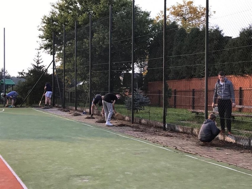 Olkusz. Studenci i licealiści sprzątają boisko