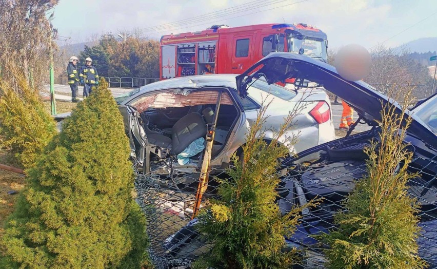 Wypadek w Kasinie Wielkiej. Na drodze krajowej nr 28 zderzyły się dwa samochody. Jedna osoba trafiła do szpitala