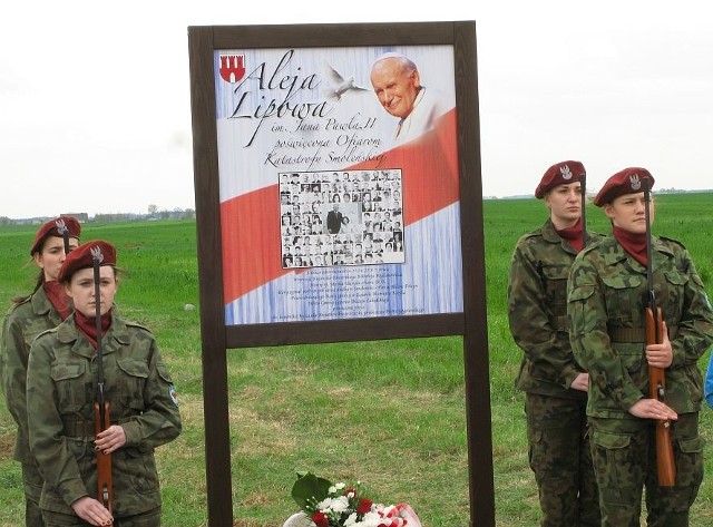 Sesja Rady Gminy w Gąsawie miała uroczysty przebieg. Oprócz samorządowców i mieszkańców gminy uczestniczył w niej wojewoda Mikołaj Bogdanowicz, a także Aldona Polcyn i Maria Kordyś - siostry śp. Marka Uleryka, oficera BOR, który zginął w katastrofie pod Smoleńskiem w 2010 roku. Przed sesją siostry św. Marka Uleryka spotkały się z młodzieżą Zespołu Publicznych Szkół w Gąsawie, odbył się apel z okazji Święta Narodowego 3. Maja. Na koniec została otwarta Aleja Lipowa im. Jana Pawła II poświęcona ofiarom katastrofy smoleńskiej.