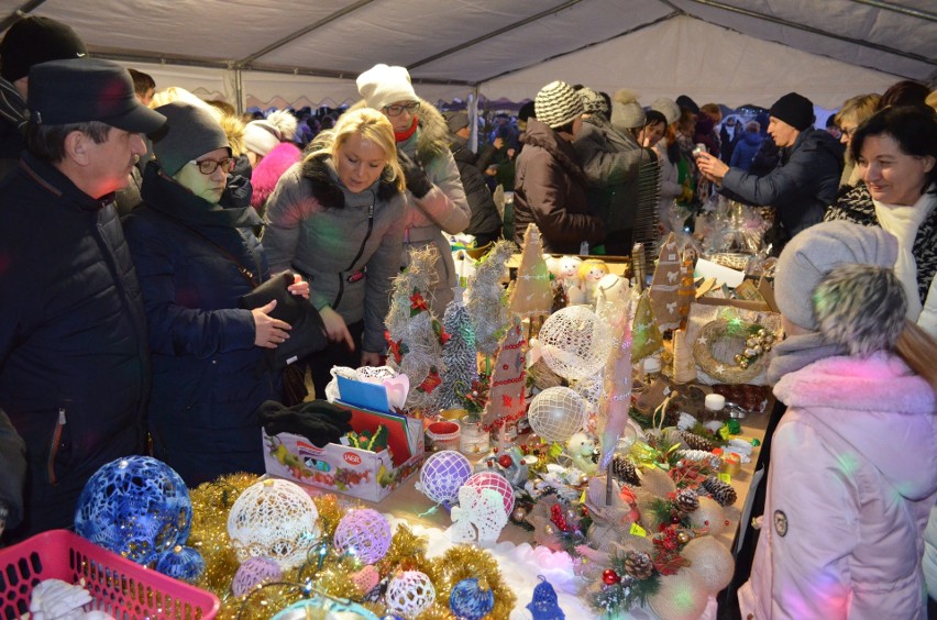 Wiele osób zgromadziło się na rynku podczas wigilii i...