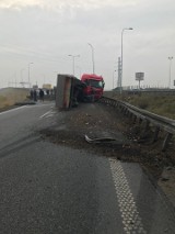 Gliwice, węzeł Sośnica: przewrócony tir na zjeździe z A4 na A1. Zablokowany kierunek na Ostrawę NOWE ZDJĘCIA